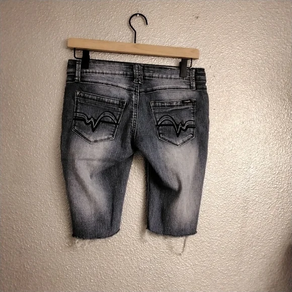 GIRL'S ANGEL CUT OFF JEANS    Size 5 - Picture 2 of 4